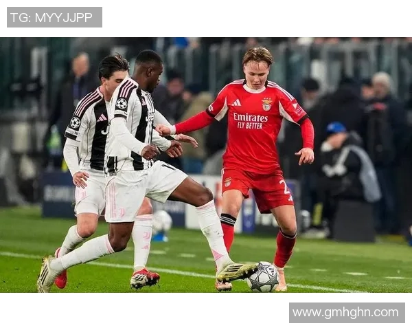 中超激战本菲卡逆转曼联乌龙球成比赛转折点引发全场狂欢 中超激战本菲卡逆转曼联乌龙球成比赛转折点引发全场狂欢